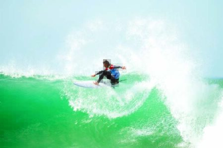 Gentil posts 2 huge wins, into quarterfinals at J-Bay